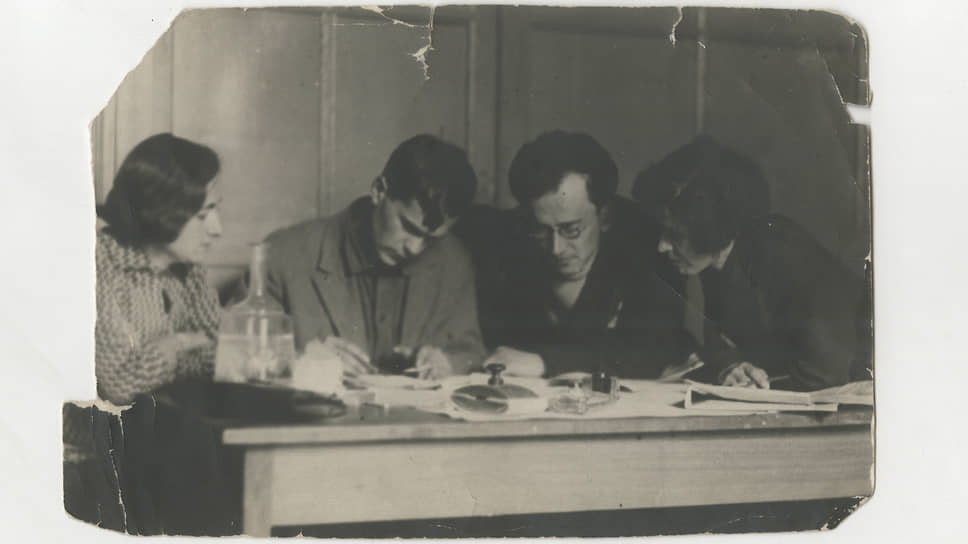 Варлам Шаламов (второй слева) в редакции журнала «За ударничество», 1932