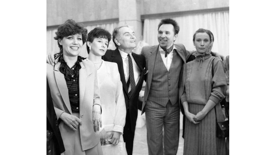 Пьер Карден (третий слева) и российский модельер Вячеслав Зайцев (четвертый слева) в Московском доме моды, 1983