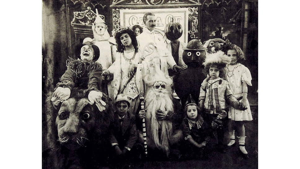 Фрэнк Баум  (в центре) с труппой «Волшебной феи и радиопьесы», 1908 