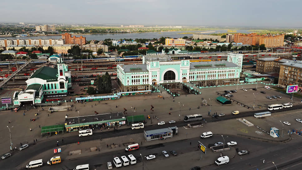 Площадь Гарина-Михайловского и железнодорожный вокзал «Новосибирск-Главный», 2019
