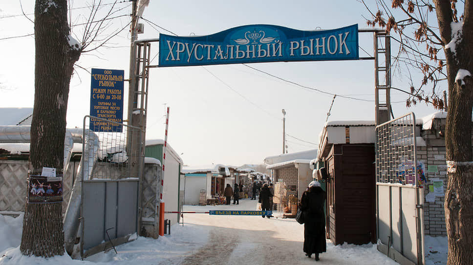 «Хрустальный рынок» в городе Гусь-Хрустальный, где с большой вероятностью можно стать обладателем бракованного хрусталя или люстры из Китая