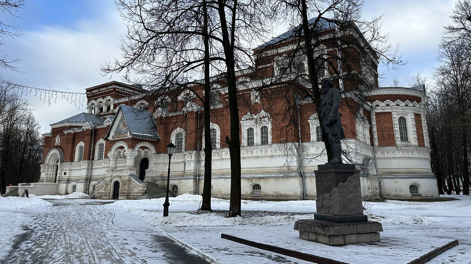 Вид на Музей хрусталя в городе Гусь-Хрустальный зимой