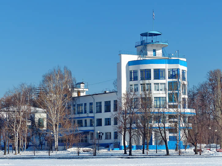 Дом физкультуры «Динамо», расположен на берегу городского пруда в Екатеринбурге, построен в 1934-м