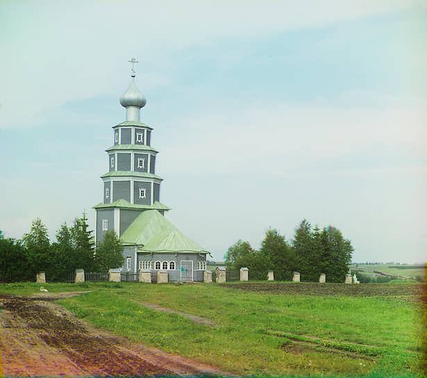 Деревянная церковь Тихвинской иконы Божией Матери, начало XVIII века. Съемка Сергея Прокудина-Горского, 1910