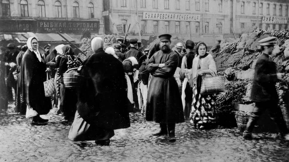 Торговцы на Сухаревской площади в Москве