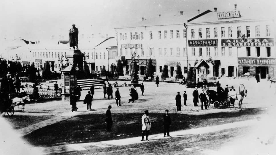 Страстная площадь в Москве, вид на памятник А. С. Пушкину в начале Тверского бульвара