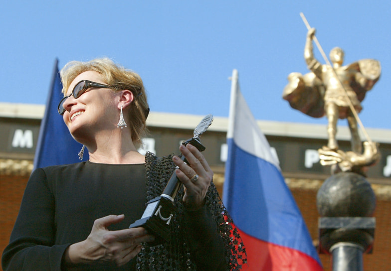 «Я далеко не всегда счастлива, просто на публике и перед журналистами всегда выгляжу счастливой. Но я бываю ужасно ворчливой, спросите мужа»&lt;br> В 2004 году Мерил Стрип побывала в России, где получила премию «Верю. Константин Станиславский» за покорение вершин актерского мастерства и верность принципам школы Константина Станиславского  