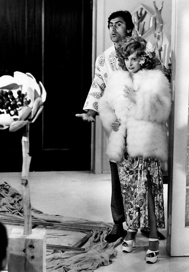 С актером Ландо Будзанка в комедии «Рабыня для всех, кроме тебя» (1972)