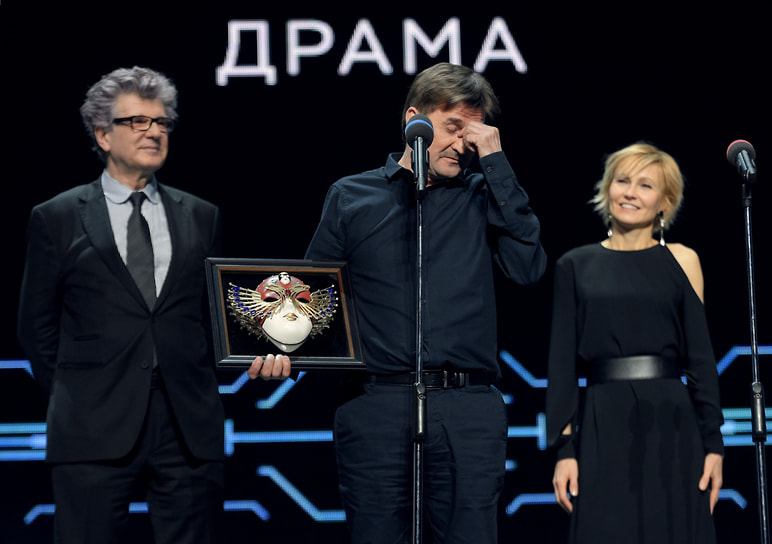 С президентом премии и фестиваля «Золотая маска» актером Игорем Костолевским и актрисой Ингеборгой Дапкунайте на церемонии вручения премии «Золотая маска». Режиссер Юрий Бутусов стал лауреатом в номинации «драма/работа режиссера» за спектакль «Дядя Ваня» (2018)