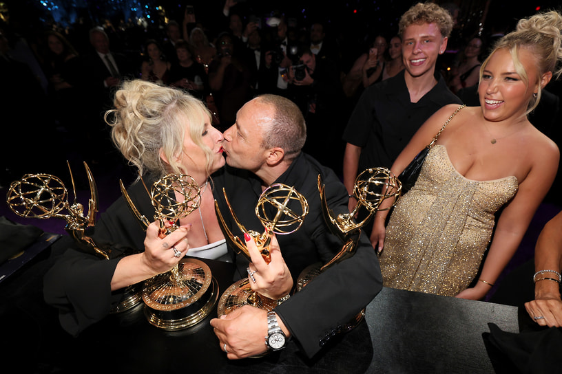 Ханна Уолтерс (слева) и Стивен Грэм, получившие статуэтки за сериал «Переходный возраст»