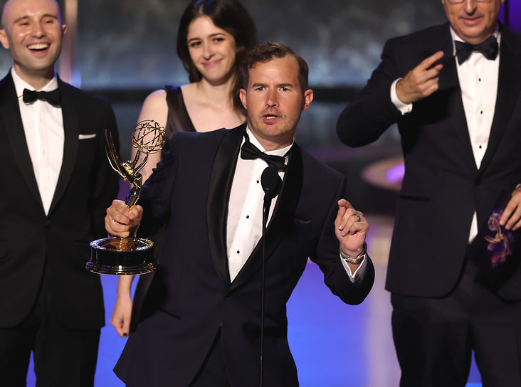 Сценарист Дэниел О’Брайен с наградой за лучший сценарий к шоу «События прошедшей недели с Джоном Оливером»
