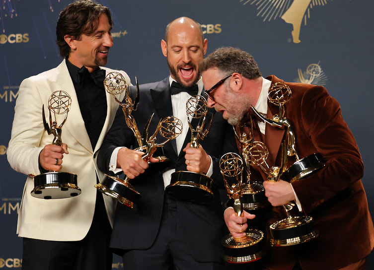Слева направо: продюсеры Джеймс Уивер и Эван Голдберг, актер Сет Роген. Вместе они работали над сериалом  «Киностудия», за что и получили статуэтки 