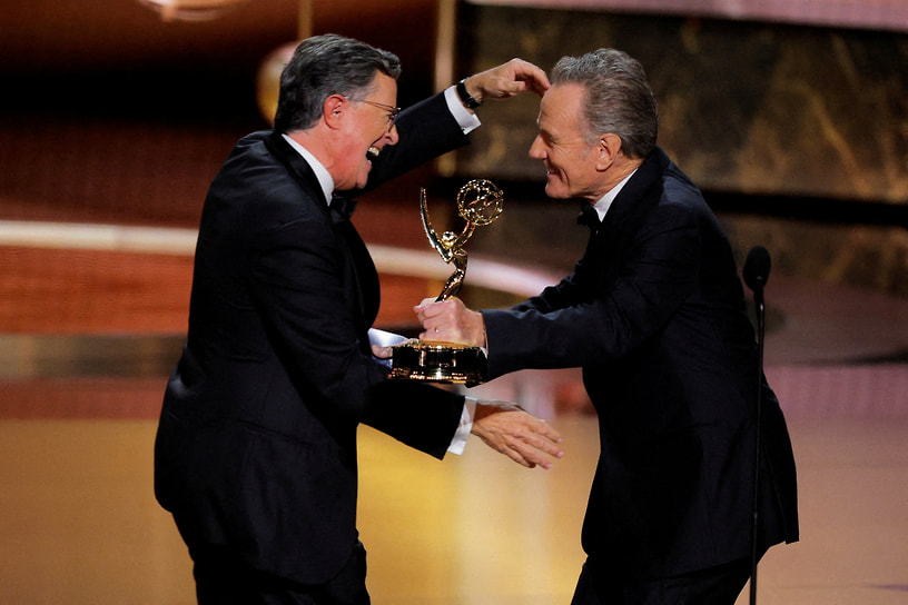 Комик, телеведущий и лауреат премии Стивен Кольбер (слева) с актером Брайаном Крэнстоном