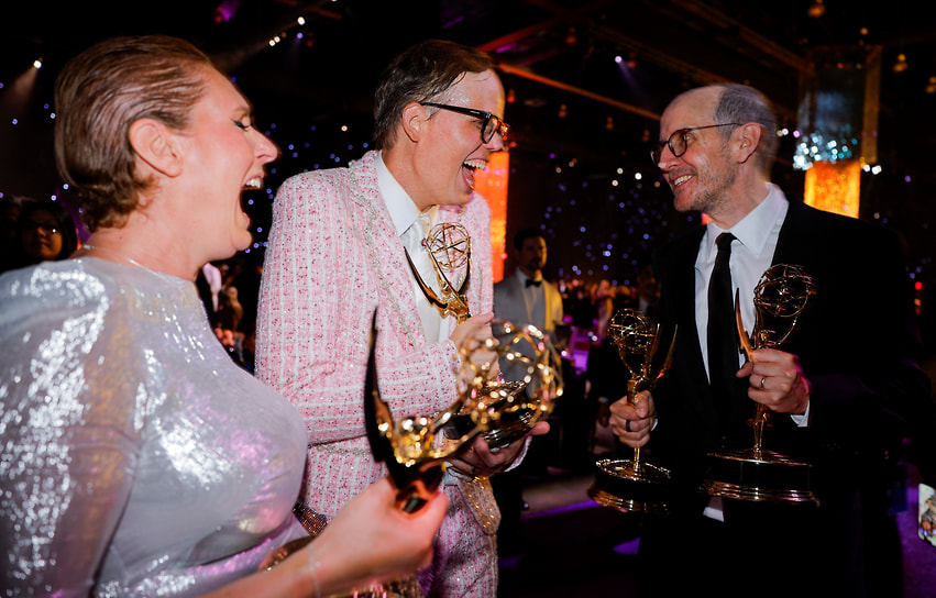 Актер Джефф Хиллер (в центре) получил награду за лучшую мужскую роль второго плана в сериале «Кто-то где-то»