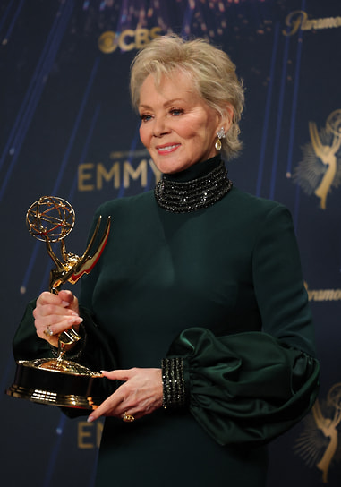 Актриса Джин Смарт с наградой за лучшую женскую роль в сериале «Хитрости»
