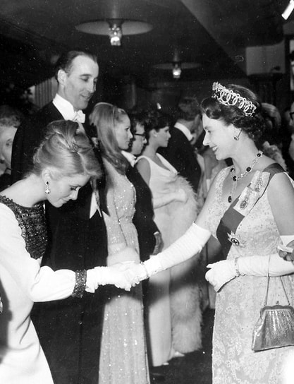 Став известной и популярной, Катрин Денев не довольствовалась просто приглашениями в кино, актриса выдвигала и свои требования режиссерам по выбору кинопартнеров. Храня имидж «ледяной буржуазной красавицы» (как ее прозвали критики), она оставалась востребованной актрисой в течение нескольких десятилетий&lt;br>
На фото: с британской королевой Елизаветой II