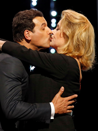 Катрин Денев поддерживает борьбу за права женщин, в том числе на прерывание беременности. Например, в 1972 году она подписала открытое письмо с требованием сделать средства контрацепции доступными, а также декриминализовать аборты (на тот момент уголовно наказуемое преступление во Франции). В 2013 году она подписала петицию против закона, наказывающего клиентов проституток&lt;br>
На фото: с актером и юмористом Лораном Лафиттом