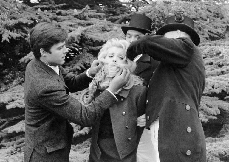 Критики писали, что героини Катрин Денев принадлежали к типу женщин, которые норовили в отношениях с мужчинами «укусить и убежать», сыгранные актрисой образы были самобытны и ярки&lt;br>
На фото: кадр из фильма «Дневная красавица» (1967) Луиса Бунюэля