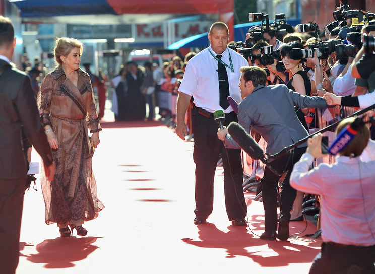 В 2012 году Катрин Денев приняла участие в церемонии закрытия 34-го Московского международного кинофестиваля