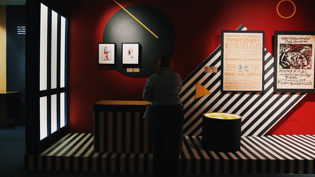 Табакерка, кувшин, каменная баба