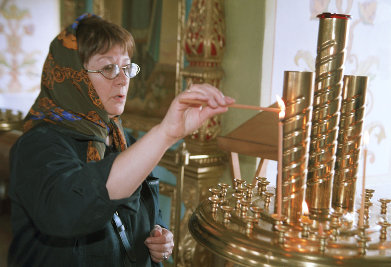 В 1973 году окончила в Москве Высшие курсы сценаристов и режиссеров (отделение режиссеров-постановщиков детского фильма). Дипломная работа — короткометражная картина «Лжинка, или Маленькая ложь и большие неприятности» — удостоена приза Госкино УССР «За лучшую режиссуру» на Всесоюзном кинофестивале «Молодость»