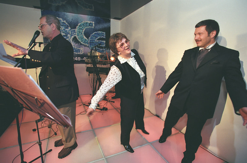 В 2002 году выпустила автобиографию «Любовь со второго взгляда»
&lt;br>На фото: с сатириком Аркадием Аркановым (слева) и телеведущим Владимиром Соловьевым на презентации своих мемуаров