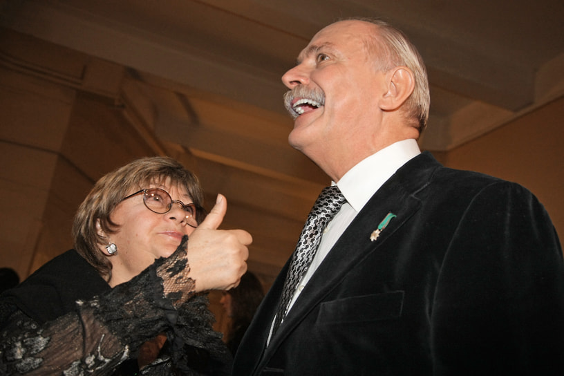 Широкую известность Алле Суриковой принесла снятая на «Мосфильме» комедия «Суета сует» (1979). После этого она продолжила работать в комедийном жанре, сняв популярные фильмы «Будьте моим мужем» (1981) и «Ищите женщину» (1982). Наиболее известная режиссерская работа Аллы Суриковой — комедийный вестерн «Человек с бульвара Капуцинов» (1987)
&lt;br>На фото: с режиссером Никитой Михалковым на вручении премии «Золотой Орел», 2008 год