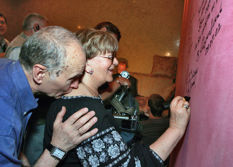 В 2009 году Алла Сурикова сняла продолжение своей легендарной комедии. В сиквеле «Человек с бульвара КапуциноК» на роль внучки Джонни Феста — героя оригинала, которого играл Андрей Миронов, была приглашена его дочь, Мария Миронова. Ее персонаж, Мэри Фест, приезжает в Россию для съемок нового кино