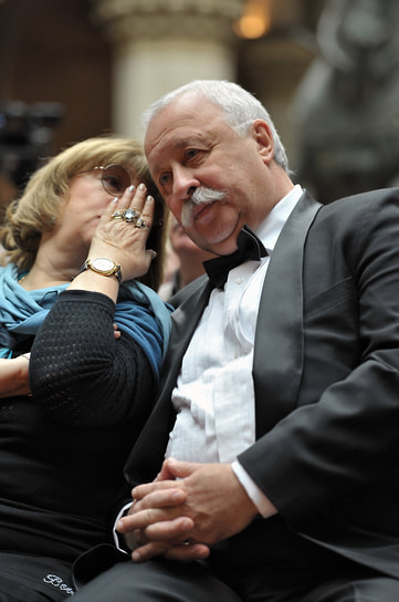 С 1997 года Алла Сурикова вела мастерскую режиссуры во Всероссийском институте переподготовки и повышения квалификации работников кинематографии
&lt;br>На фото: с телеведущим Леонидом Якубовичем на открытии выставки «Искусство Северной готики и Ренессанса. Живопись, скульптура, художественная мебель» в Государственном музее изобразительных искусств имени А. С. Пушкина, 2011 год