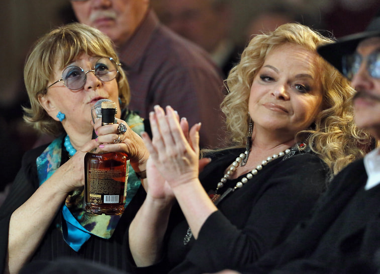 «Комедиограф – это камикадзе. Шаг влево – не смешно, шаг вправо – пошло, прыжок на месте – ты на штыке у критика»
&lt;br>На фото: Алла Сурикова с певицей Ларисой Долиной на своем юбилейном вечере в Доме Актера, 2015 год