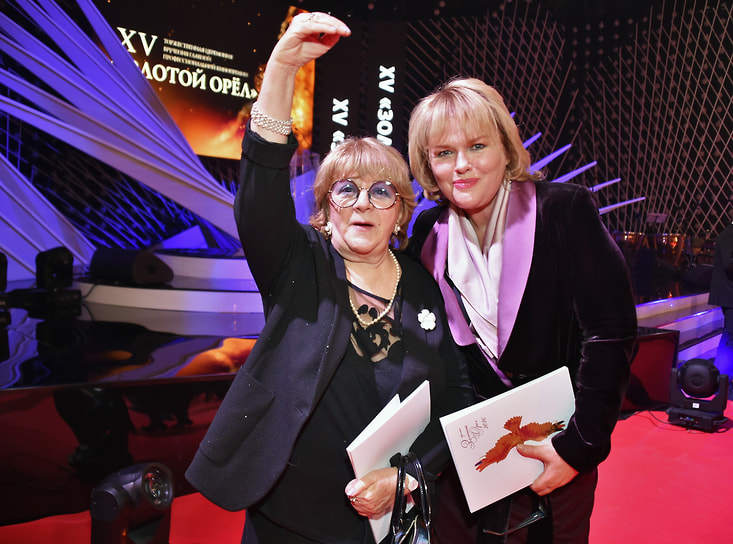«Съемочная площадка — это такая вещь, где не знаешь, что произойдет через минуту. Придется ли ползать на брюхе, водку кому-нибудь наливать, деньги свои платить или ругаться матом»
&lt;br>На фото: Алла Сурикова и актриса Александра Яковлева на вручении кинопремии «Золотой орел» на киностудии «Мосфильм», 2017 год