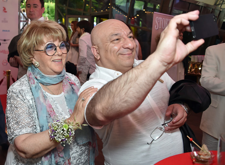 Алла Сурикова и актер Михаил Богдасаров на вручении премии журнала The Hollywood Reporter, 2017 год