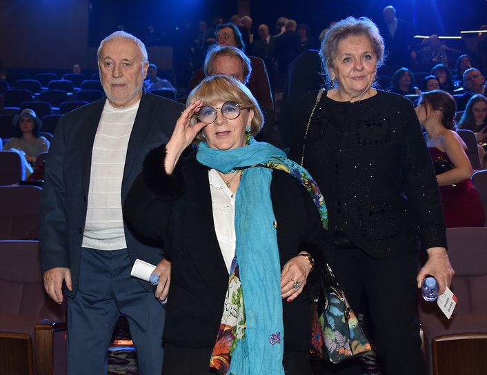 «У тех, кто дает деньги, должно быть большое чувство юмора, потому что непонятно, что из этого выйдет. У режиссера должно быть чувство юмора, чтобы снять кино за те деньги, которые дают. И у автора сценария оно должно быть, потому что то, что он пишет, и то, что потом увидит, — совершенно разные вещи. А если режиссер женщина — то чувство юмора еще должно быть и у ее мужа»
&lt;br>На фото: Алла Сурикова, ее муж, киновидеоинженер Александр Поташников и сценарист Мария Зверева на кинопремии «Ника», 2018 год