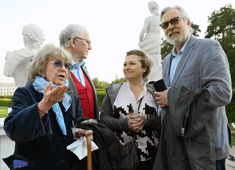 Справа налево: актер Виктор Раков, его супруга Людмила, актер Валерий Баринов и режиссер Алла Сурикова на вручении премии «Хрустальный Турандот», 2025 год