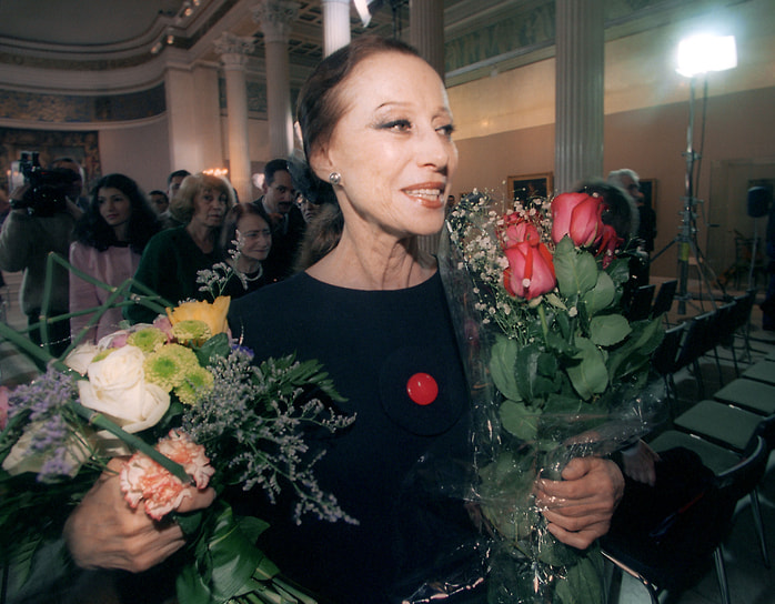 «Но есть в человеке — не в каждом, может, — трудновыразимое словами чувство совестливости или по-другому его как-то назвать — стыдливости, что ли. Мешает или помогает это чувство людям жить? Из сегодня вижу, что проку в нем мало. Наглые люди процветают и благоденствуют. Совестливым живется куда труднее»