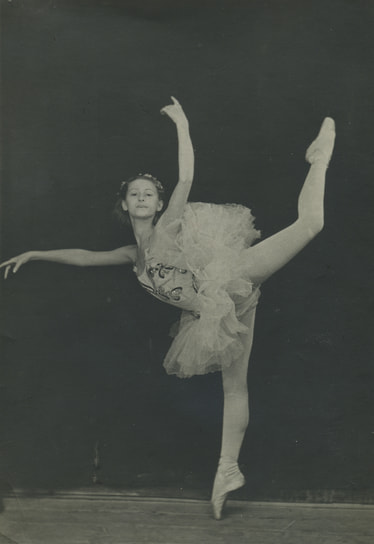 «Всю жизнь меня поедом ела тоска по профессиональной классической школе, которую мне толком-то с детства не преподали»
&lt;br>В 1934 году Майя Плисецкая поступила в Московское хореографическое училище Большого театра (ныне Московская государственная академия хореографии), которое закончила в 1943-м