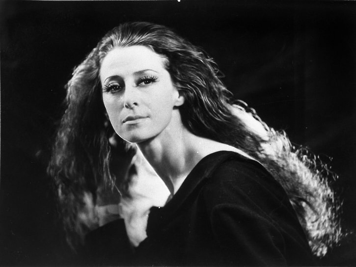 «Конечно, двадцать лет тем и сказочны для всякой женщины, что в двадцать выглядит она хорошо круглые сутки. А к тридцати, увы, хороша она уж часа эдак три за день. Потом — того меньше. А к пятидесяти сверкнут пять-семь минут. Да и то в выигрышном освещении, со старательным макияжем»