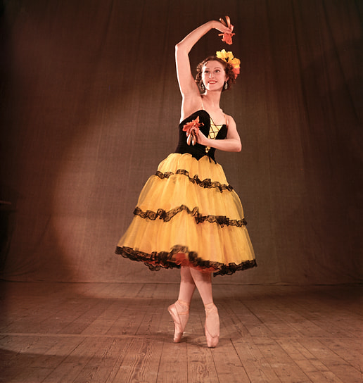 «Элегантность давалась кровью»
&lt;br>В Большом театре Майя Плисецкая не протанцевала в кордебалете и сезона: ее исключительный дар был слишком очевиден. Ей не было равных, хотя в труппе тогда танцевали Уланова, Семенова, Лепешинская — Плисецкая была балериной будущего
