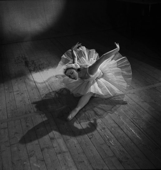 Майя Плисецкая впервые исполнила «Умирающего лебедя» в 14 лет: Суламифь Мессерер адаптировала миниатюру Михаила Фокина специально для ее природных данных. Этот номер, утратив в исполнении Плисецкой трогательную печаль и декадентский излом, выглядел бунтарским вызовом судьбе и стал эмблемой ее искусства на всю жизнь: «Умирающего лебедя» балерина будет танцевать до 70 лет