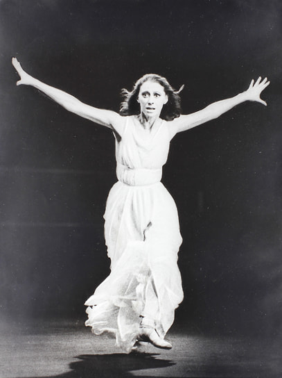 «А что и впрямь человеку надо? Про других не знаю. А про себя скажу. Не хочу быть рабыней. Не хочу, чтобы неведомые мне люди судьбу мою решали. Ошейника не хочу на шее. Клетки, пусть даже платиновой, не хочу»
&lt;br>На фото: балет «Айседора», поставленный Морисом Бежаром для Майи Плисецкой