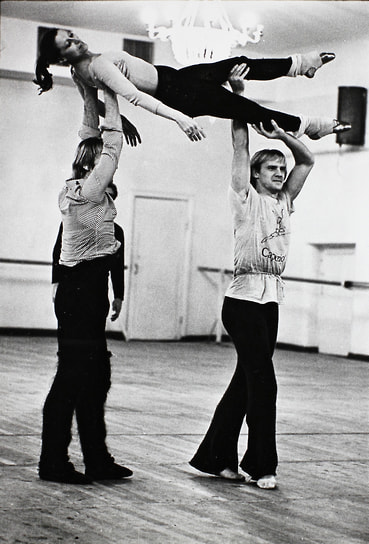 «Первооткрывателю трудно во всякой социальной системе. Но в тоталитарной — муки ада»
&lt;br> Майе Плисецкой катастрофически не хватало репертуара. Цепь литературных балетов инициирована ею, сочинена Щедриным и поставлена разными хореографами. И все они исчезли вместе с ее уходом из Большого, и из репертуара театра
&lt;br>На фото: Майя Плисецкая с солистами Большого театра Марисом Лиепой (слева) и Александром Годуновым во время репетиции балета «Анна Каренина», 1970-е