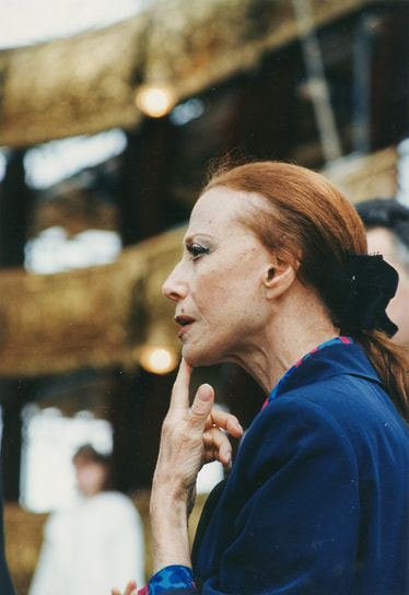 «От морщин никуда не деться. Но молодящийся старичок или старушка – это смешно. Знаете, есть старый сад и новый сад. Но ухожен он или нет – это уже совсем другое дело. То же самое с лицом человека: всегда видно – ухожено оно или запущено»