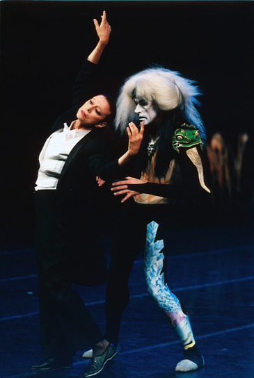 «За прожитое я много раз видела, какое испытание ставит жизнь, вручая власть человеку. Лишь считанные единицы это испытание преодолевают. Как преображает, уродует, корежит власть людей. Как погружаются они в болотное месиво злопамятства, склок, мстительности, в охотку внимают подхалимам. Властолюбие иссушает создателя, капля за каплей отнимает, разрушает дар к творчеству, мельчит»
&lt;br>На фото: балет «Курозука» в постановке Мориса Бежара