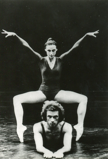 «Я люблю это выражение о руках своих партнеров: “умные руки”. С “глупыми” руками не потанцуешь. Обязательно завалят, передержат, поторопятся»
&lt;br>Природные данные позволяли Майе Плисецкой танцевать все, что угодно, однако царственная внешность и мощный актерский темперамент исключали амплуа инженю и партии лирических героинь. Сама она это понимала прекрасно: умирать от любви кроткой Жизелью — не для нее
&lt;br>На фото: балерина с артистом Рудольфом Нуреевым, 1970-е