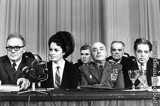 Поэт Арон Вергелис, актриса Элина Быстрицкая, генерал-полковник Давид Драгунский и актер Аркадий Райкин на антисионистском собрании