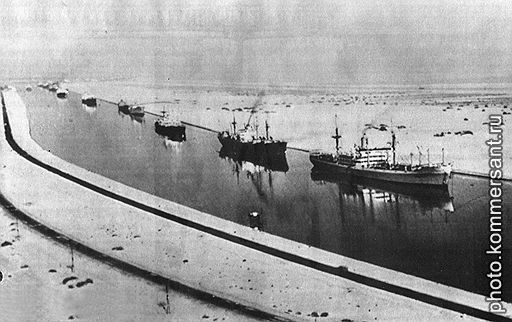 В 1973 году виды президента Египта Анвара Садата на восточный берег Суэцкого канала вылились в новую арабо-израильскую войну -- израильские военнопленные в Каире