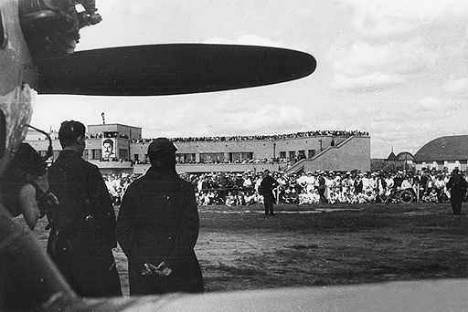 На праздновании Дня воздушного флота в августе 1933 года авиационные начальники демонстрировали гражданам завоевания советской авиации (на фото), а летному составу напоминали о необходимости учиться
