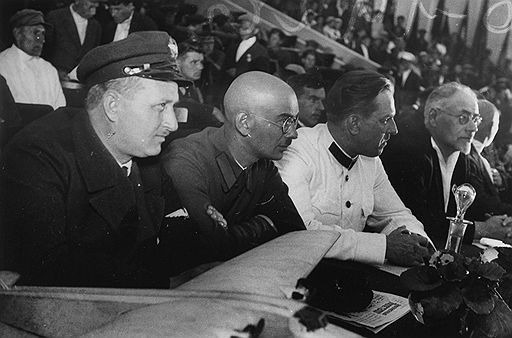 На праздновании Дня воздушного флота в августе 1933 года авиационные начальники (на фото) демонстрировали гражданам завоевания советской авиации, а летному составу напоминали о необходимости учиться