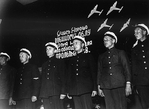 На праздновании Дня воздушного флота в августе 1933 года авиационные начальники демонстрировали гражданам завоевания советской авиации, а летному составу напоминали о необходимости учиться (на фото)