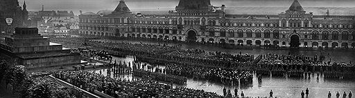 Провожая в последний путь жертв авиакатастрофы 1933 года (на фото), советские чиновники прощались с возможностью «передвигаться не только по земле и воде, но и по воздуху»